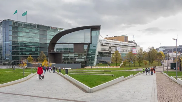 Helsinki, Finland - 11 oktober 2014: Een herfst ochtend in Helsinki. Een man loopt vóór de music hall aan de Kiasma museum en Sanoma gebouw. — Stockfoto