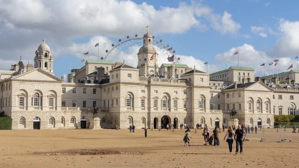 LONDRES, Reino Unido - OUTUBRO, 10, 2014:: Turista visitando a Casa da Cavalaria em Londres Inglaterra — Fotografia de Stock