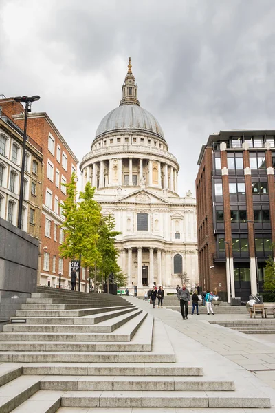 LONDRES, INGLATERRA, Reino Unido - 21 DE OCTUBRE DE 2014: Turistas caminando hacia y desde la Catedral de San Pablo en Londres — Foto de Stock