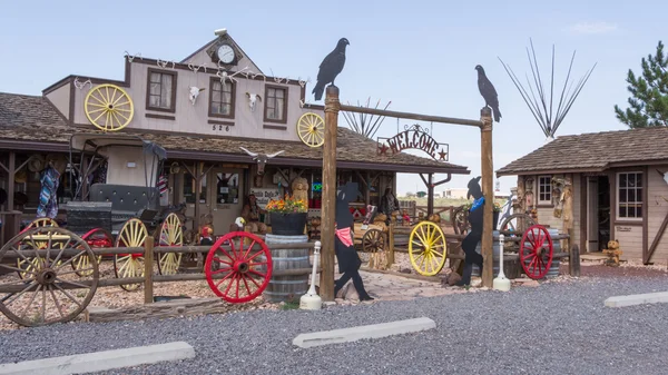 WILLIAMS, ARIZONA, US - AUGUST 10, 2014: Double Eagle Tradng Company, a gift shop with Native American jewelry, dolls, pottery, taxidermy and much more. — Stock Photo, Image