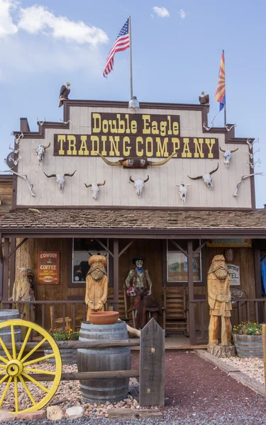 Williams, Arizona, ons - 10 augustus 2014: Double Eagle Tradng bedrijf, een cadeauwinkel met inheemse Amerikaanse juwelen, poppen, aardewerk, taxidermie en nog veel meer. — Stockfoto