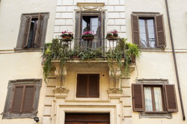 Eski bir Roma ve daire binada Sarı çiçekli balkon