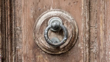 Kahverengi ahşap kapının eski kulpu.
