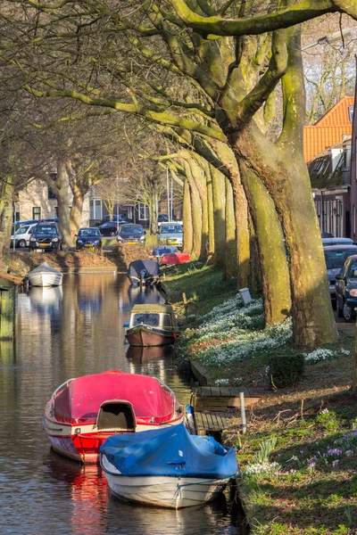 ENKHUIZEN, NETHERLANDS, 12 марта 2015 г.: Вид на каналы в Энхёйзене в Нидерландах . — стоковое фото