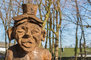 Elektrikli testereyle ahşap şekil sculpttured