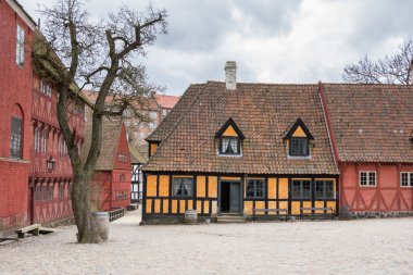 Aarhus, Danimarka - 12 Nisan 2015: Ortaçağ sokaklarında evler