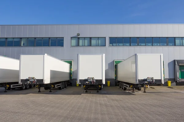 Přívěsy v dokovací stanice distribuční centrum, čekání na načtení — Stock fotografie