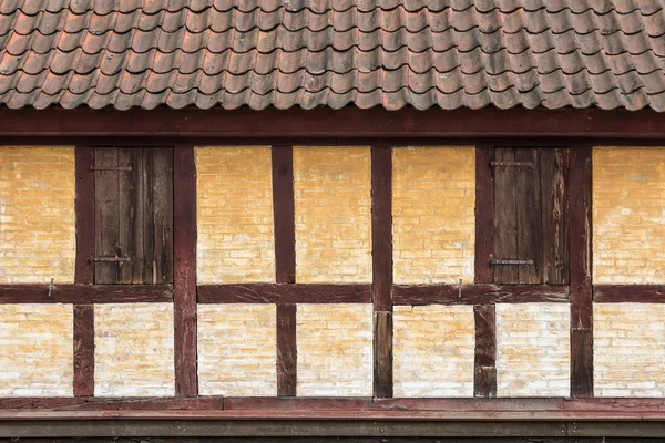 Średniowieczny Dom noclegowy żółty brązowy w Aarhus, dania — Zdjęcie stockowe