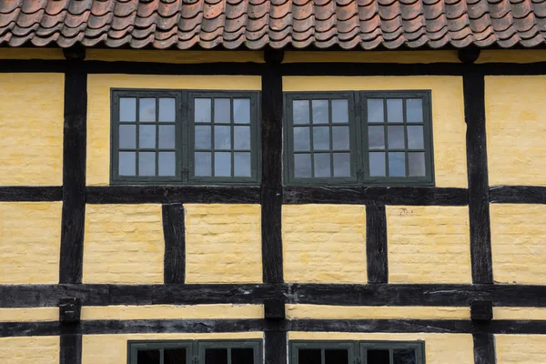 Casa medievale in legno giallo marrone ad Aarhus, Danimarca — Foto Stock