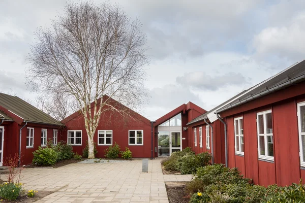 Klasyczny czerwony drewniany budynek na Jutlandii w Danii — Zdjęcie stockowe