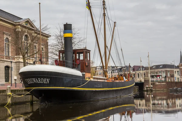 NETHERLANDS, LEEUWARDEN - 09 апреля 2015 г.: Старый пароход — стоковое фото