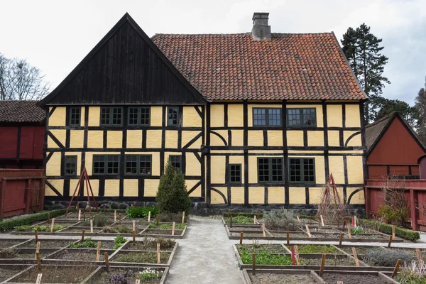 Aarhus, Danimarca - 12 aprile 2015: Casa e giardino in legno giallo — Foto Stock