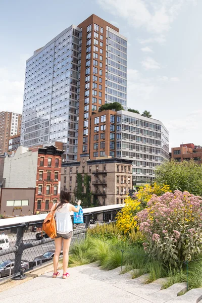 New York City - červenec 29,2014: lidí, kteří jdou v High Line Park v New Yorku Stock Snímky