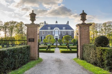 Dalfsen, Hollanda, - 01 Mayıs 2015: Ortaçağ Stationwagon ev Dalfsen Millingen Den Berg