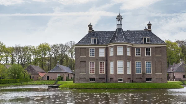 Dalfsen, Nederland, - 03 mei 2015: middeleeuwse landgoed huis Den Berg in Dalfsen Millingen — Stockfoto