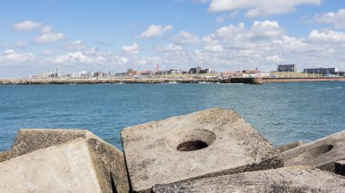 Deniz dike kare bloklar ile