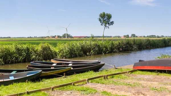 Typisch Hollands landschap met houten roeiboten — Stockfoto