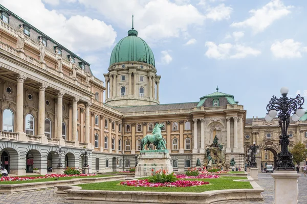 BUDAPEST, HUNGRÍA, - 21 de julio de 2015: Palacio Real o castillo de Buda — Foto de Stock