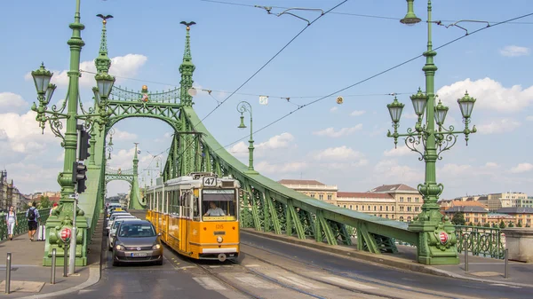 Budapest, ungarn, - 21. juli 2015: historische straßenbahn an der freiheitsbrücke in budapest ungarn — Stockfoto