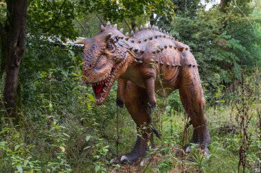 Sergi sırasında bir Carnotaurus dinozorunun portresi..