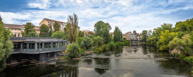 Romanya 'nın Crisana bölgesindeki Transilvanya' da Oradea 'dan akan restoran ve nehir üzerindeki köprüden manzara
