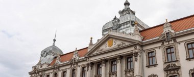 Oradea, Romanya - 26 Eylül 2025: Romanya 'nın batısındaki Oradea' da Cumhuriyet yolu boyunca gümüş kubbeli Güzel Sanat Yeniliği binası