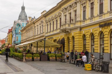 Oradea, Romanya - 26 Eylül 2025: Romanya 'nın Oradea kentindeki Cumhuriyet yolu boyunca Güzel Sanatlar Binaları ve saraylar