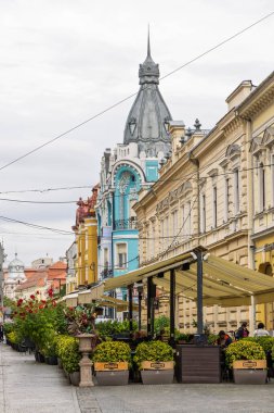 Oradea, Romanya - 26 Eylül 2025: Romanya 'nın Oradea kentindeki Cumhuriyet yolu boyunca Güzel Sanatlar Binaları ve saraylar