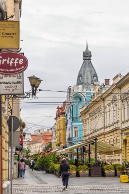 Oradea, Romanya - 26 Eylül 2025: Romanya 'nın Oradea kentindeki Cumhuriyet yolu boyunca Güzel Sanatlar Binaları ve saraylar