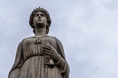 Oradea, Romanya - 26 Eylül 2025: Oradea şehir merkezindeki Romanya kraliçesi Maria Regina Romaniei 'nin (Marie van Edinburgh) anıtının kapatılması