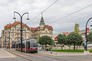 Oradea, Romanya - 26 Eylül 2025: Romanya 'nın batısındaki Oradea şehir merkezindeki Union Meydanı' ndaki toplu taşıma istasyonu