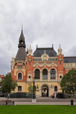 Oradea, Romanya - 26 Eylül 2025: Romanya 'nın Oradea kentindeki Union Meydanı boyunca güzel dekore edilmiş bina