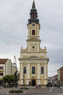 Oradea, Romanya - 26 Eylül 2025: Romanya 'nın batısındaki Oradea şehir merkezindeki Tanrı' nın Annesi Katedrali ile Birlik meydanı