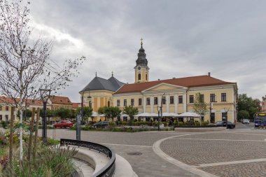 Oradea, Romanya - 26 Eylül 2025: Oradea Romanya 'nın merkezinde Aziz Nicolas Katedrali ile Birlik meydanı