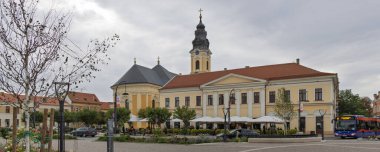 Oradea, Romanya - 26 Eylül 2025: Oradea Romanya 'nın merkezinde Aziz Nicolas Katedrali bulunan Birlik Meydanı Panoraması