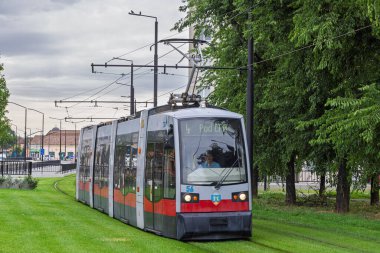 Oradea, Romanya - 27 Eylül 2025: Romanya 'nın Oradea kentindeki toplu taşımacılık tramvayı manzaralı