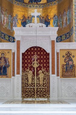 Oradea, Romanya - 27 Eylül 2025: Romanya 'nın Oradea kentindeki Bastionul Bethlen katedrali ve müzesinin altın eserleriyle güzel bir iç mekan