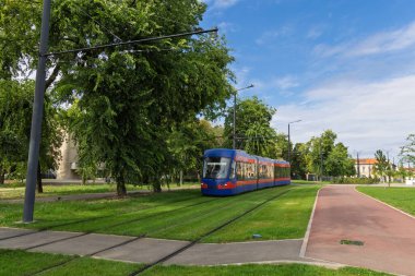 Romanya 'nın Oradea kentindeki toplu taşımacılık tramvayı manzaralı