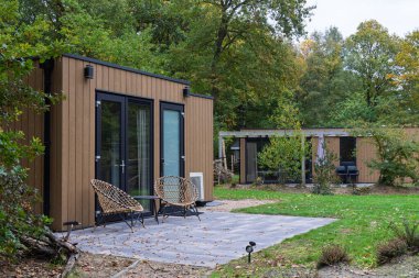 Hollanda Drenthe 'deki orman ortamında modern kiralık tatil evi.