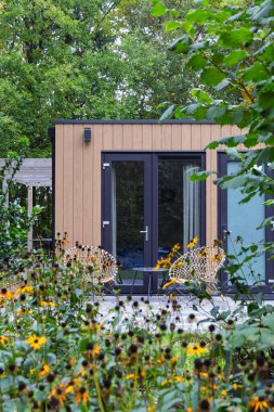 Hollanda Drenthe 'deki orman ortamında modern kiralık tatil evi.