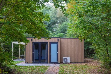Hollanda Drenthe 'deki orman ortamında modern kiralık tatil evi.