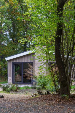 Hollanda Drenthe 'deki orman ortamında modern kiralık tatil evi.