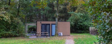 Hollanda Drenthe 'deki orman ortamında modern kiralık tatil evi.