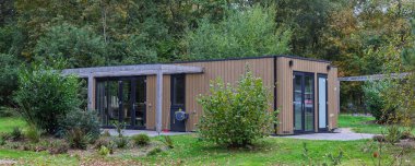 Hollanda Drenthe 'deki orman ortamında modern kiralık tatil evi.