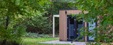 Hollanda Drenthe 'deki orman ortamında modern kiralık tatil evi.