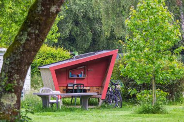 Ağaçlar arasında küçük, güzel bir tatil evi.