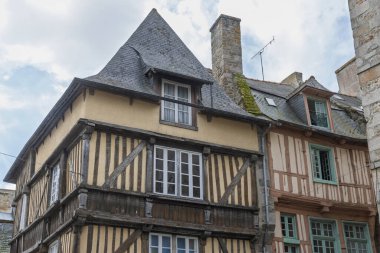 Cotes-d 'Armor, Brittany, Fransa' da Dinan 'ın güzel yarı keresteli evleri