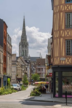Rouen, Fransa - 15 Haziran 2025: Saint-Ouen Manastırı ile şehir manzarası Rouen, Fransa Normandiya