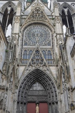 Normandiya, Fransa 'da Rouen' deki Katedral Notre-Dame 'a geniş bir Rose penceresi olan ön manzara