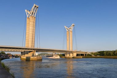 Fransa, Rouen 'deki Pont Gustave-Flaubert köprüsü. Dikey kaldırma köprüsünün etkileyici bir örneği.